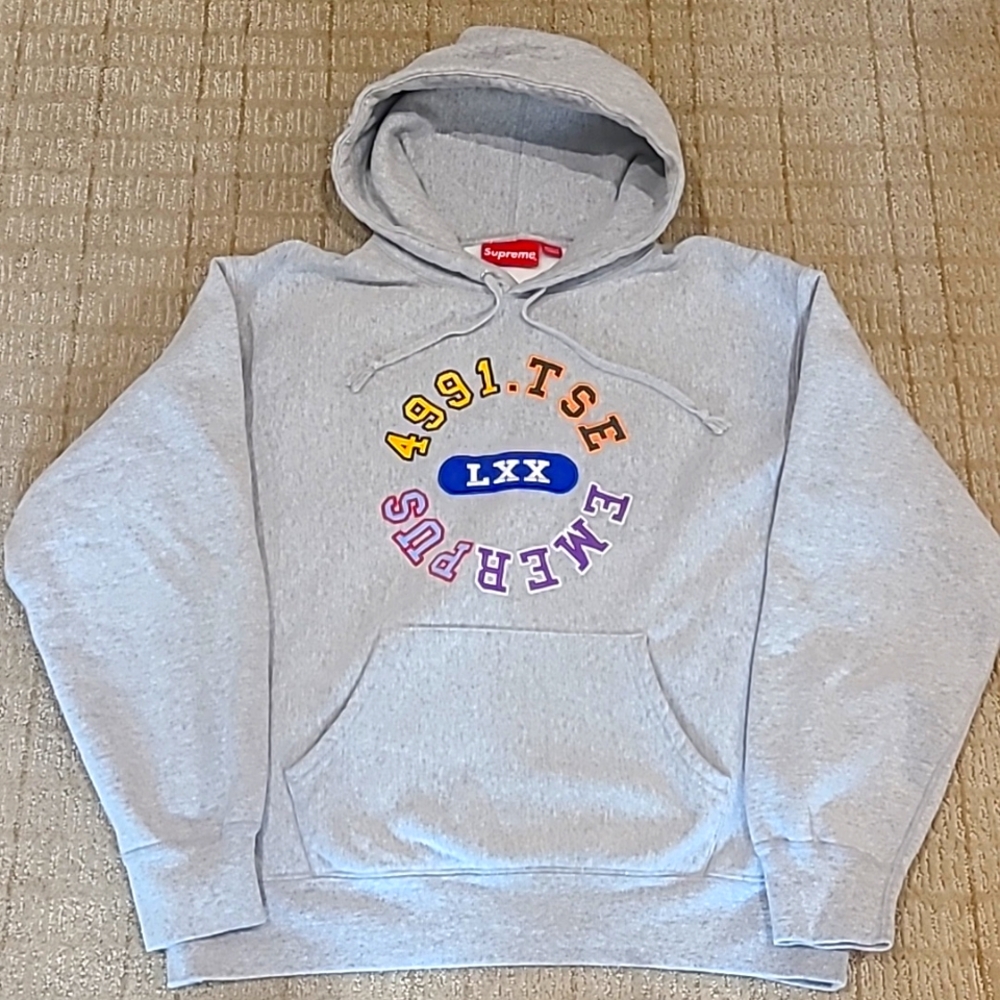 NWOT Supreme men's small hoodie